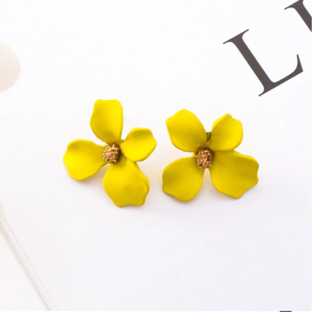 “Riya” Adorable Daisy Gold Floral Stud Earring - Picture 1 of 11